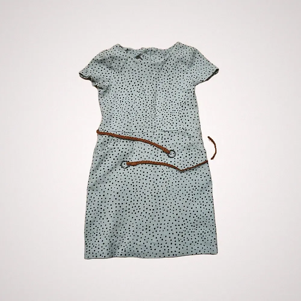 Kleid Gr. 110/116 H&M hellgrün m. schwarzen Punkten, Taschen & braunen Gürtel
