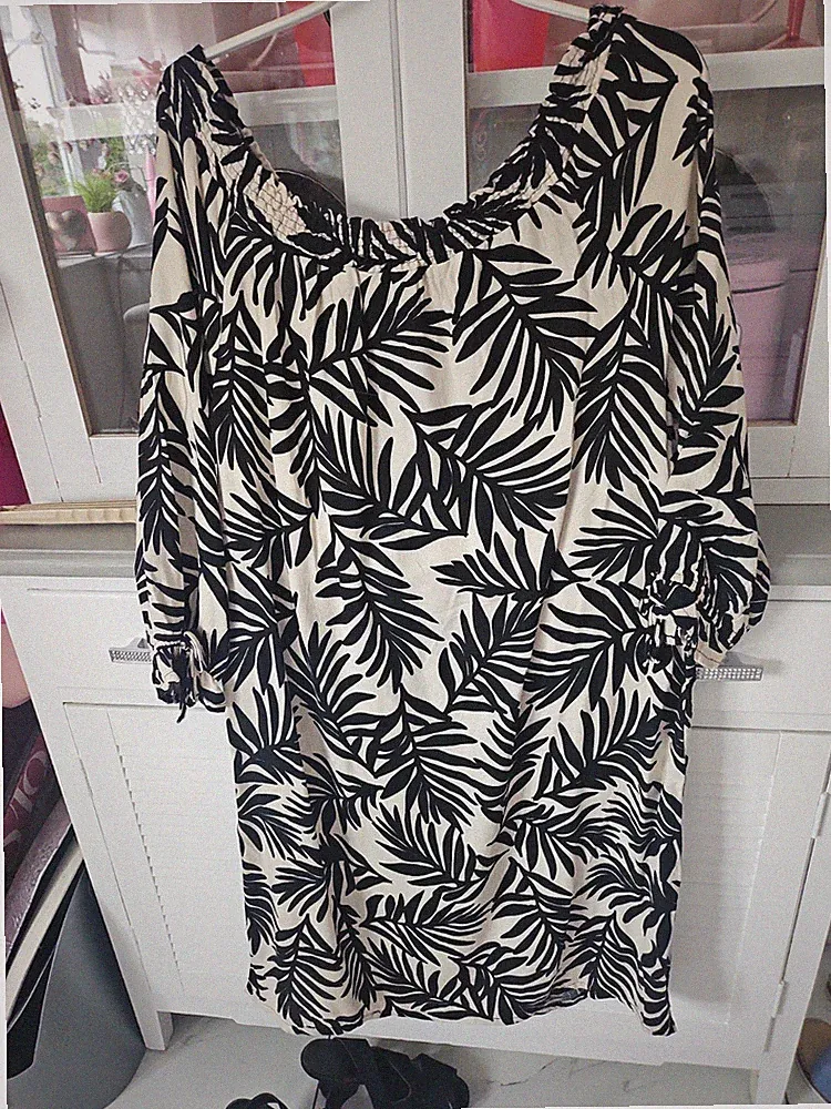 Kleid Gr. M Schwarz Beige Wild gemustert Carmen Ausschnitt Neu