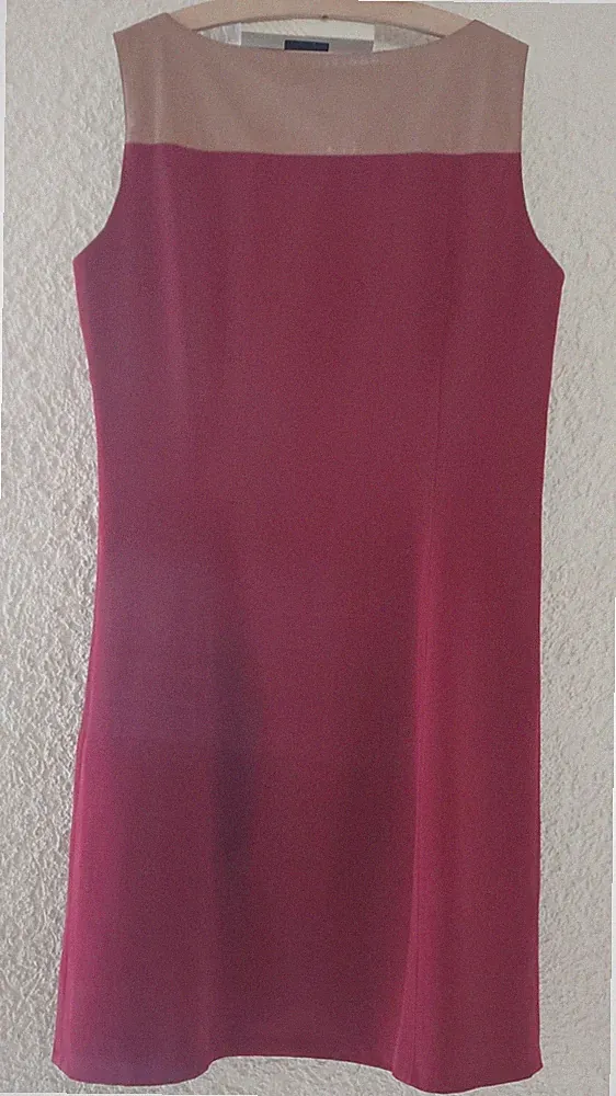 Kleid in Weinrot mit Lederoptik in Beige Etuikleid mit Gürtel