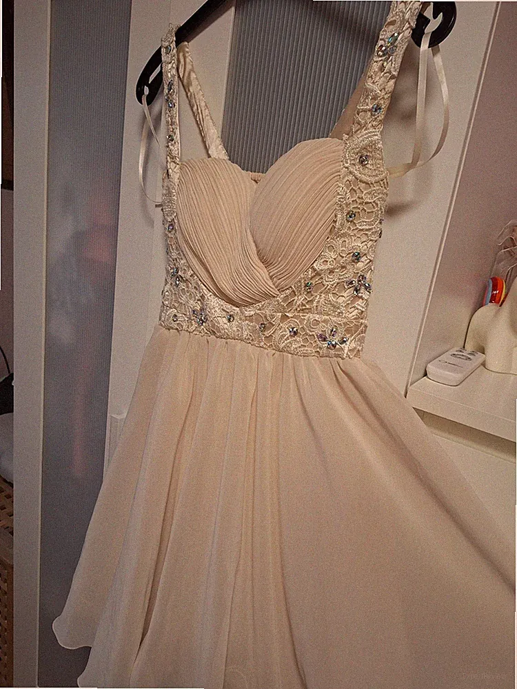 Kleid Mädchen oder Damen/Größe 36/Chi Chi London/festlich und schick/Farbe Beige