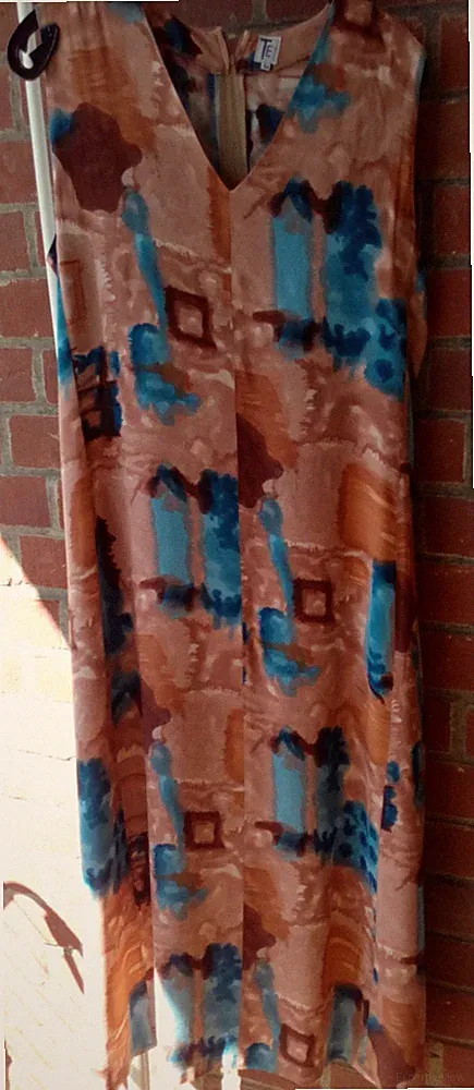 Kleid, TE, braun/blau gemustert, wadenlang, o. Arm, V-Ausschnitt, Gr. M
