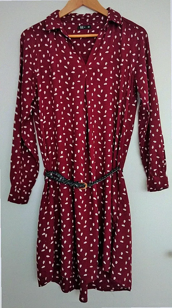 KLEID TUNIKA BORDEAUX MIT WEISSEN TROPFENMUSTER. TEX. VISKOSE. GR. 40 / L