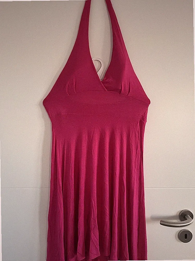 Knalliges Neckholder-Kleid in Pink – Perfekt für den Sommer