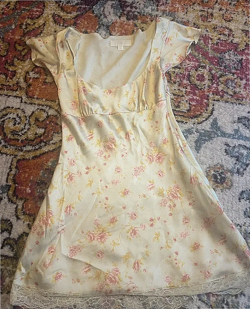 Kurzes Damen A-Linien-Kleid mit Blumenmuster, Flügelärmeln und Spitze, gelb rosa