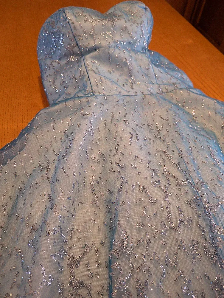 Kurzes festliches Kleid aus Tüll hellblau Glitzer