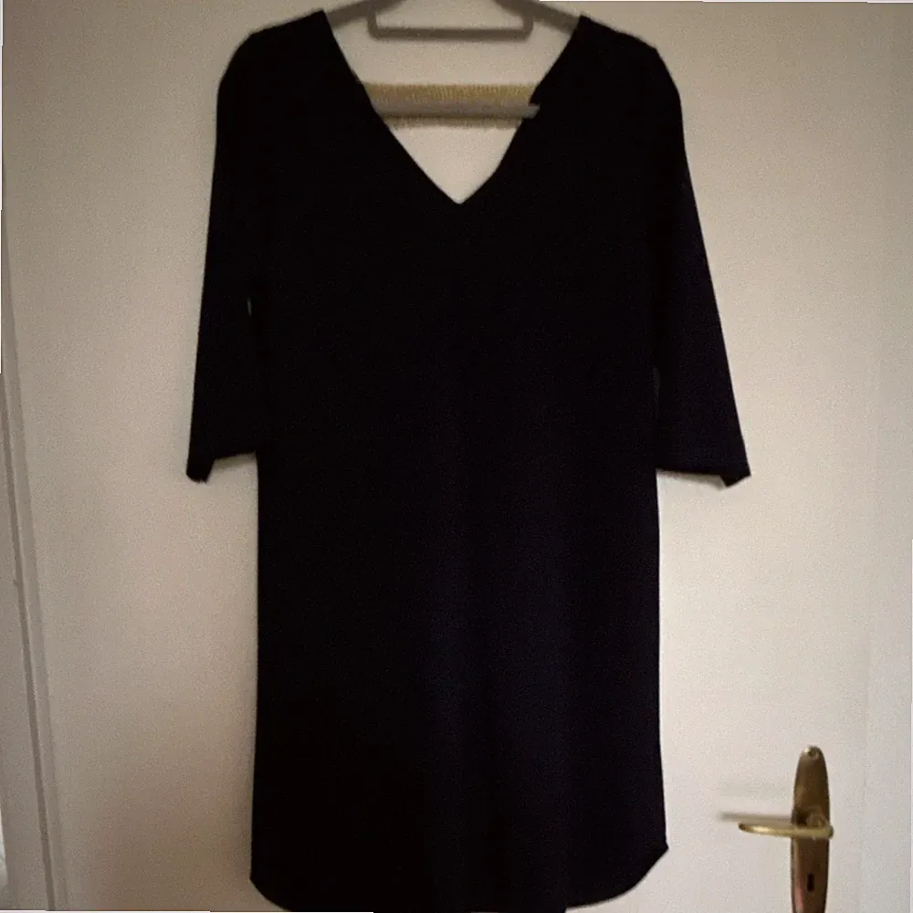 La Petite Parisienne Etuikleid Damen dunkelblau V-Ausschnitt 3/4 Ärmel