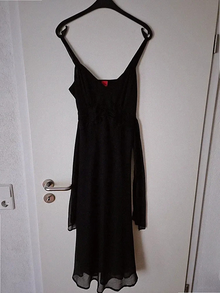 Lässiges schwarzes Kleid aus dünnem Stoff, für den Sommer