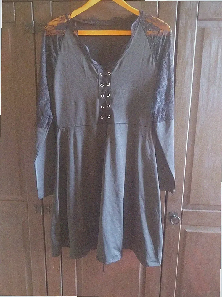 Langärmliges Kleid mit Schnürung Vorn und Spitze an den Ärmeln