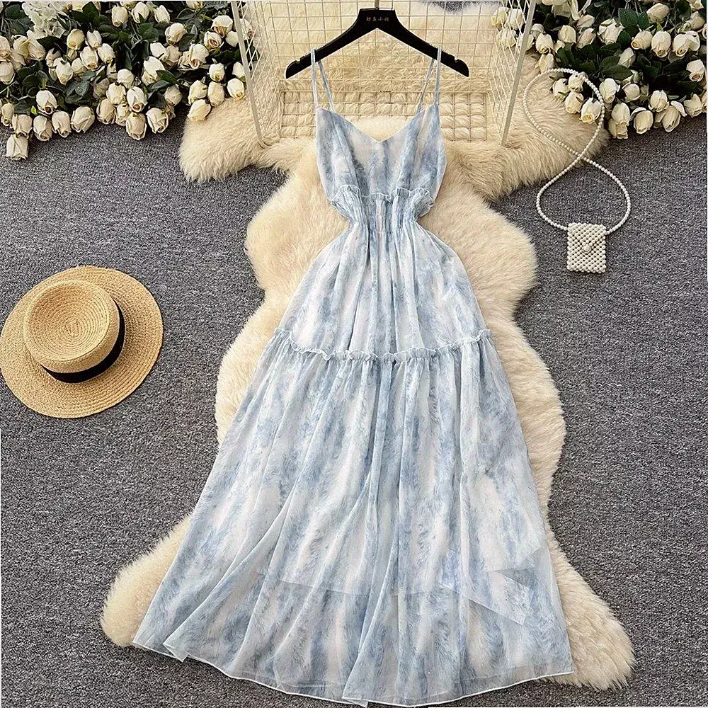 Langes Damenkleid Blau Tie Dye Mit Dünnen Trägern Und Fließender Linie CF64828
