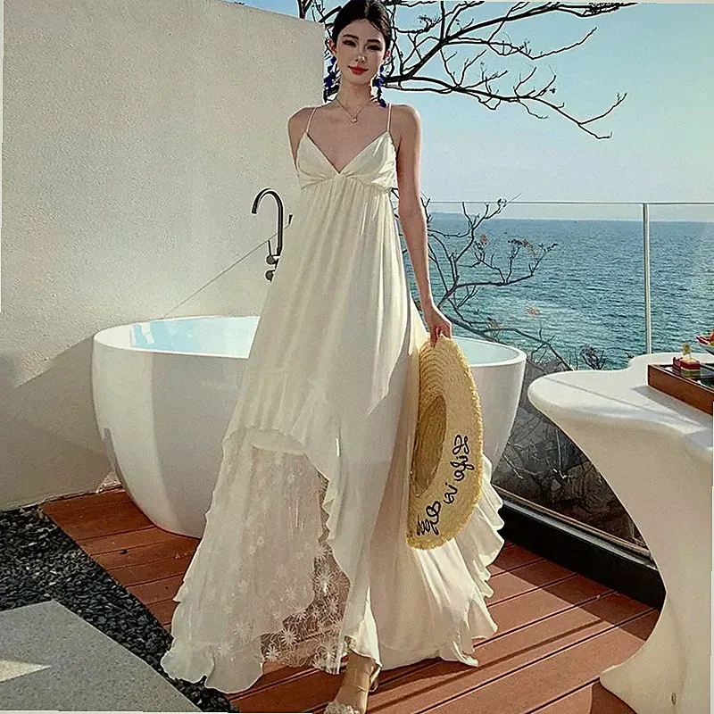 Langes Kleid Elfenbeinfarbe Dünnen Trägern und Spitze Blumen Elegant Romantische
