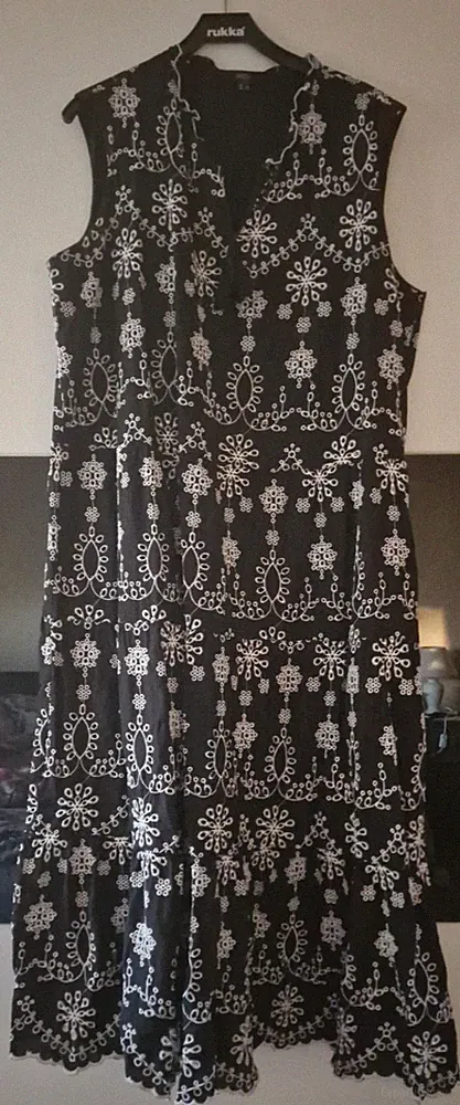 Langes Kleid von Yesta Gr. 52/54, ärmellos, mit Stickerei