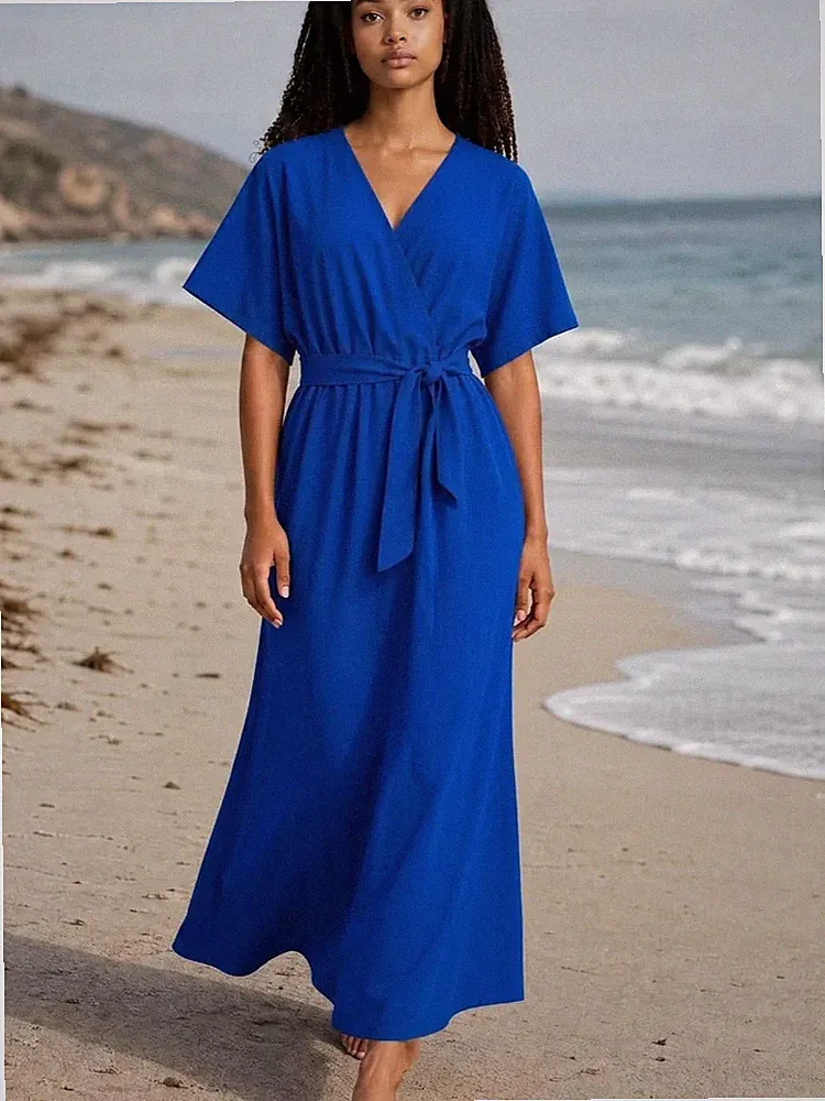 Langes Sommerkleid mit Kreuz-V-Ausschnitt mit passendem Stoffgürtel