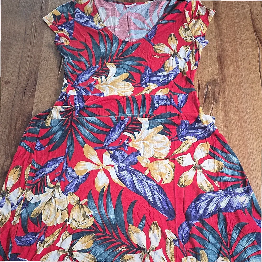 LASCANA Damen A-Linien Kleid Blumenmuster rot kurzarm V-Ausschnitt Midi M/L