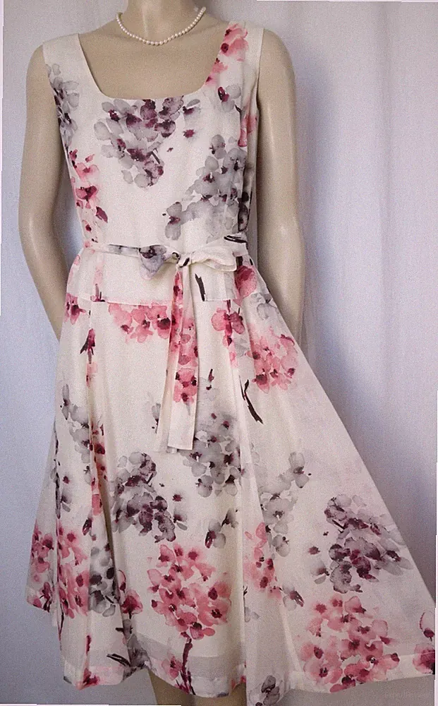 Grau Blumenkleid