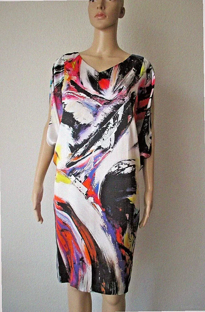 Laurel, Schmal zulaufendes Seidenkleid mit geschlitzten Fledermausärmeln
