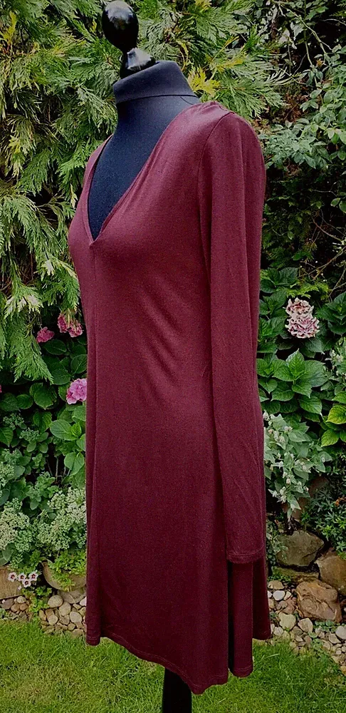 Legeres Basic-Kleid mit tiefem Aussichnitt* A-Linie * Bordeaux * Größe M * TOPP