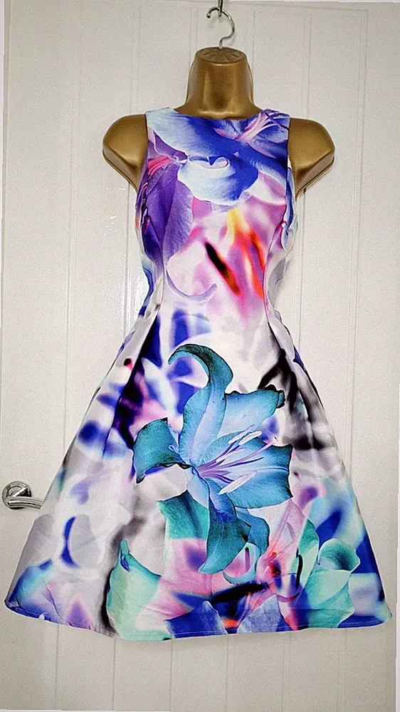 Lipsy VIP Größe 10 blau geblümt kurz Sommer Hochzeit Gast Rennen formelles Kleid sehr guter Zustand