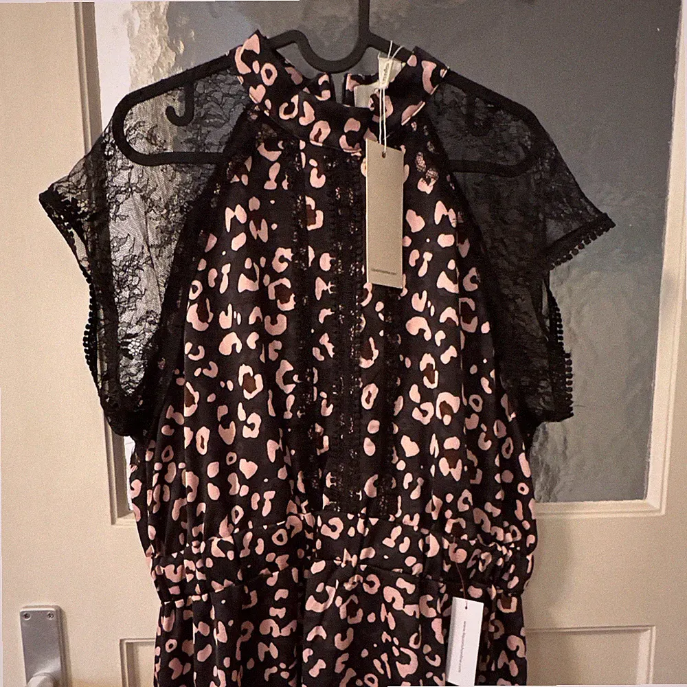 Liquorish Damen Midikleid Gr. 44 A-Linie Rundhals Leo-Print Spitze schwarz/rosa