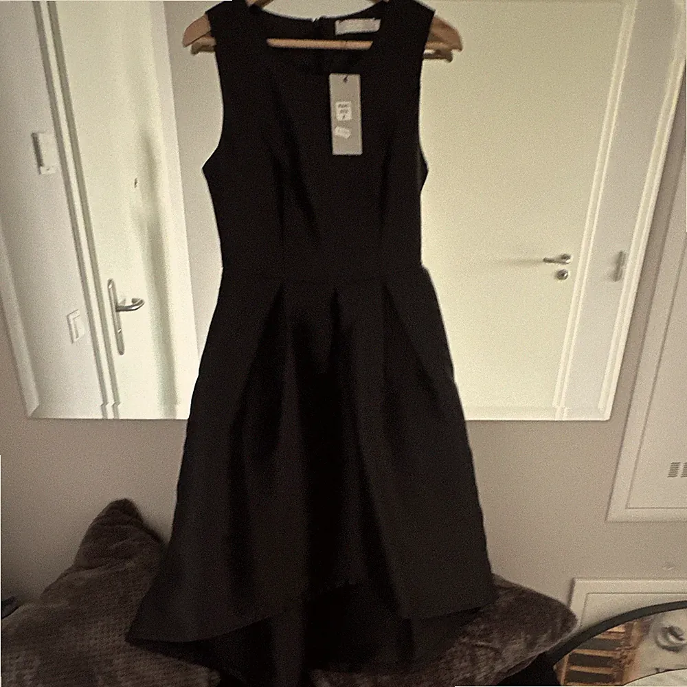 Lucy Wang Damen A-Linie Kleid schwarz asymmetrisch M ärmellos Falten W2083
