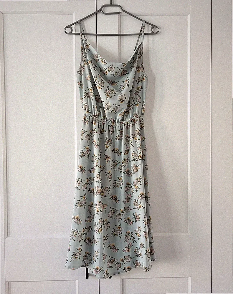 Luftiges Sommerkleid mit Blumenmuster und Wasserfallausschnitt S