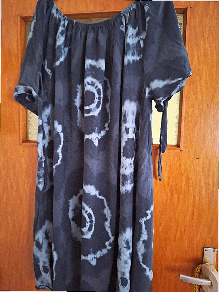 Made in Italy Damen Kleid Gr. 46 A-Linie kurz Carmen Kurzarm Batik schwarz