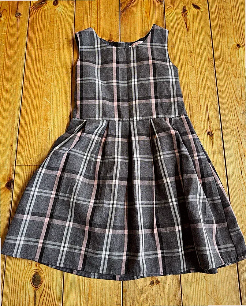 Mädchen Latzkleid kariert ärmellos C&A Falten knielang Gr. 128 Weihnachten Etui
