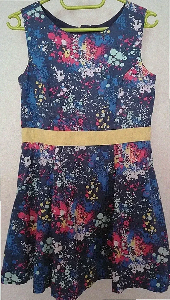 Mädchenkleid mit Unterfutter, dunkelblau mit bunten Farbtupfern in Gr. 116 ❤️