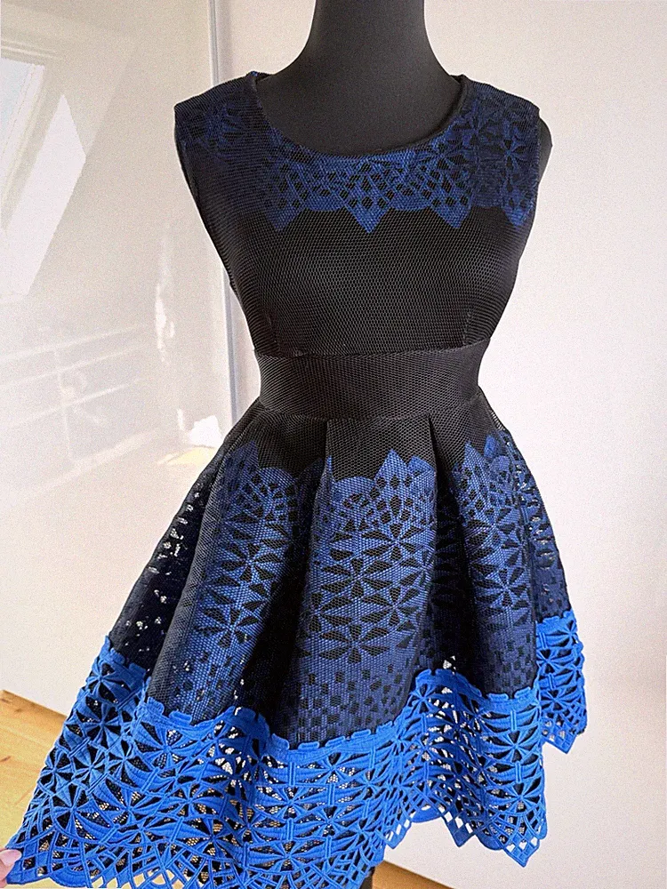 Maje Damen Skaterkleid Schwarz/Blau Spitze Cut-Out kurz Gr. 38