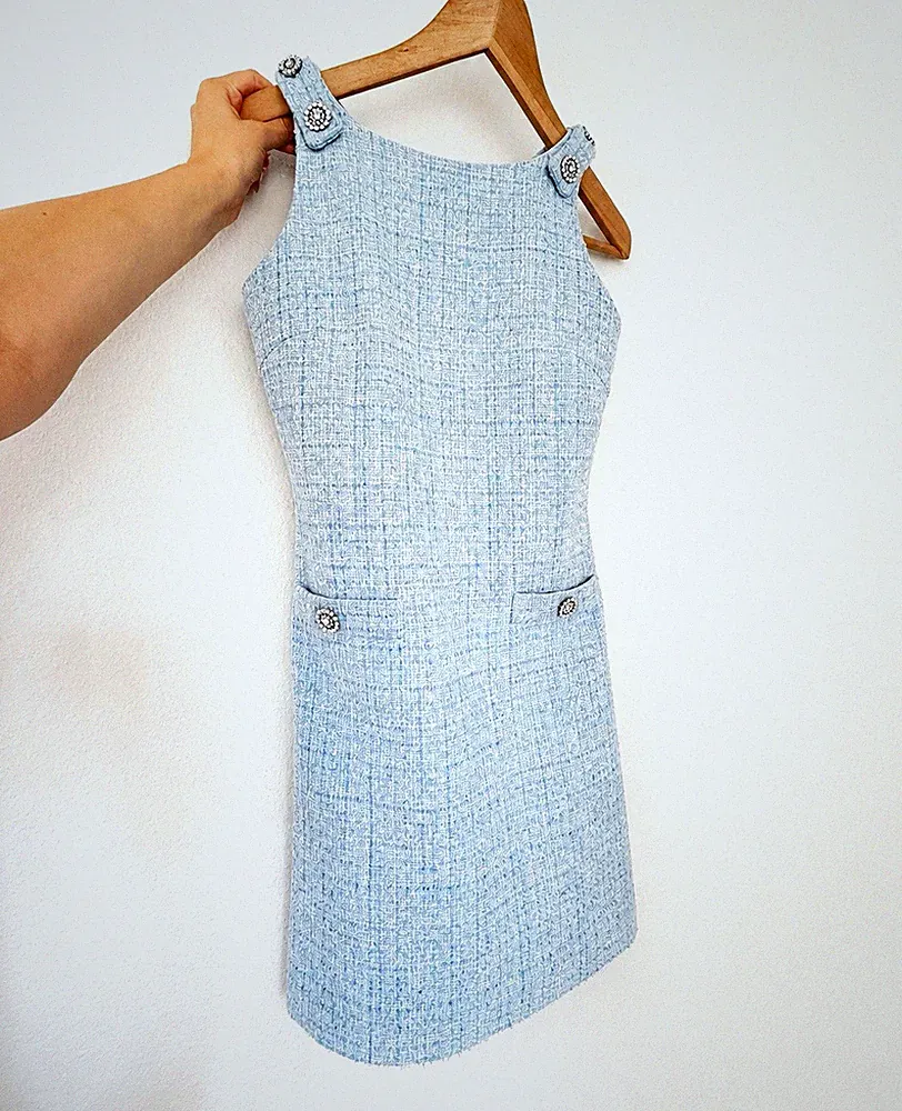 Maje Etuikleid Tweed Blau kurz ärmellos Kristalle Zierknöpfe Gr. 34
