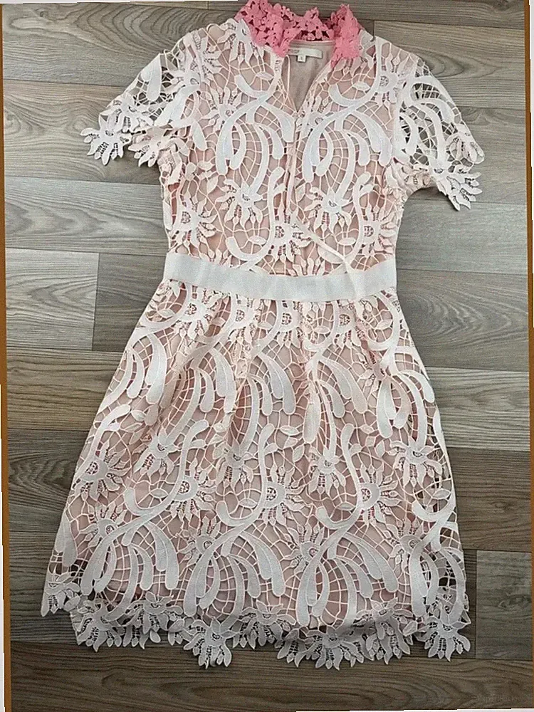 Maje Midikleid mit puderrosa Spitze - Größe S
