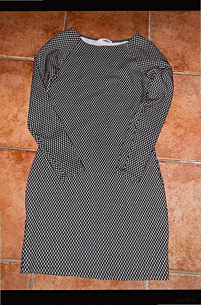 MANGO Damen Etuikleid Gr. S schwarz/weiß grafisch kurz Langarm Rundhals