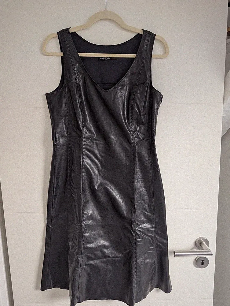 Marc Cain Kleid Gr. N3 / 38 Schwarz Lederoptik Kunstleder ärmellos Etuikleid