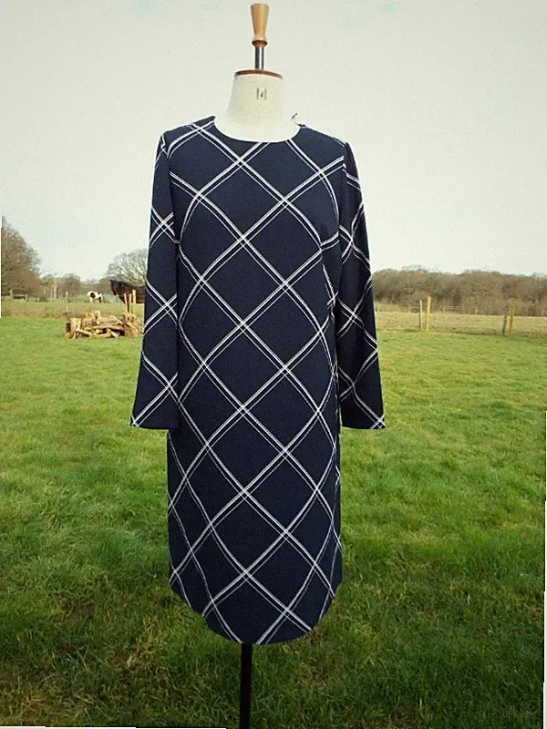 Marks & Spencer schickes dunkelblau Mix gefüttertes Midikleid Größe 14 regulär neu mit Etikett UVP £39,50