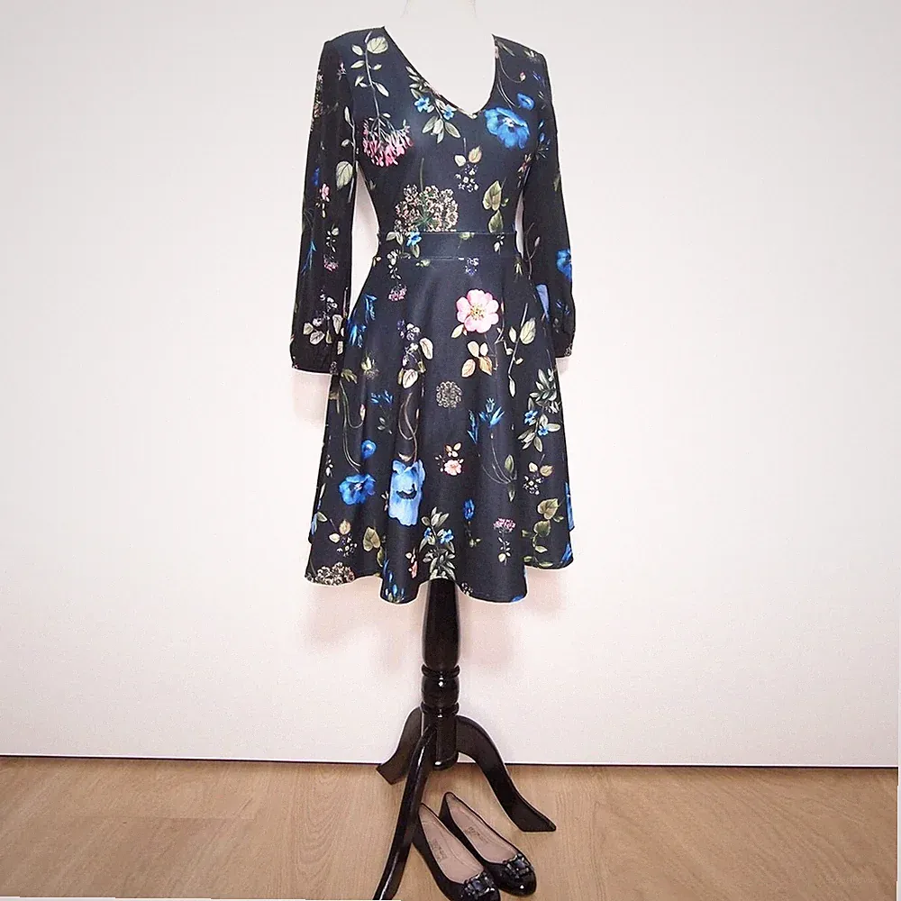 Max&CO MaxMara A-Linien-Kleid Schwarz Blumen Polyester Seide V-Ausschnitt