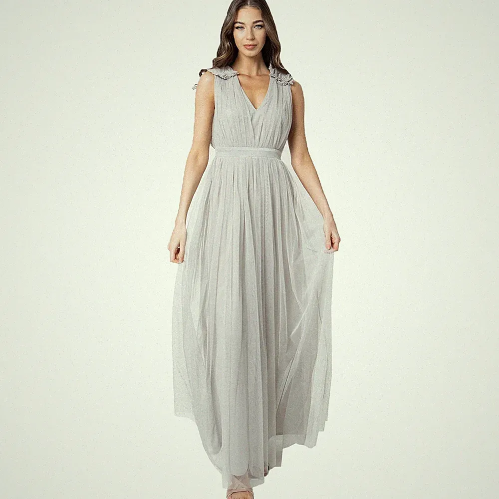 Maya Deluxe Curve Maxikleid mit Rüschen und Schulterdetail Grau - UK 24