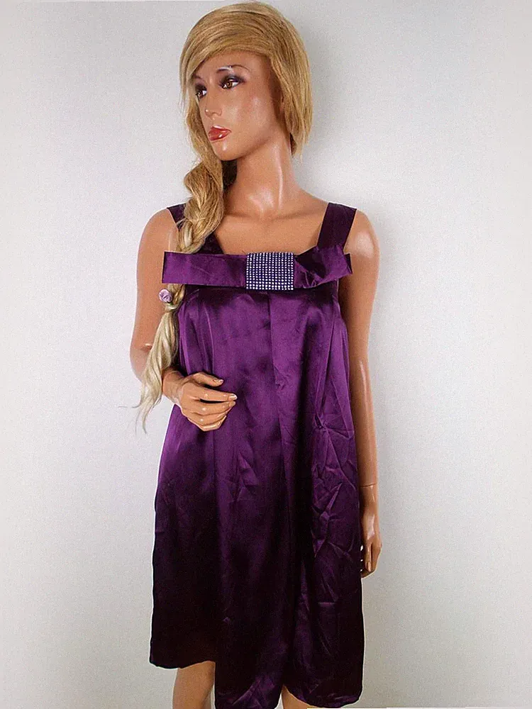 MELA LOVES LONDON Damen A-Linien-Kleid Gr. S Lila Ärmellos Kristalle Knielang