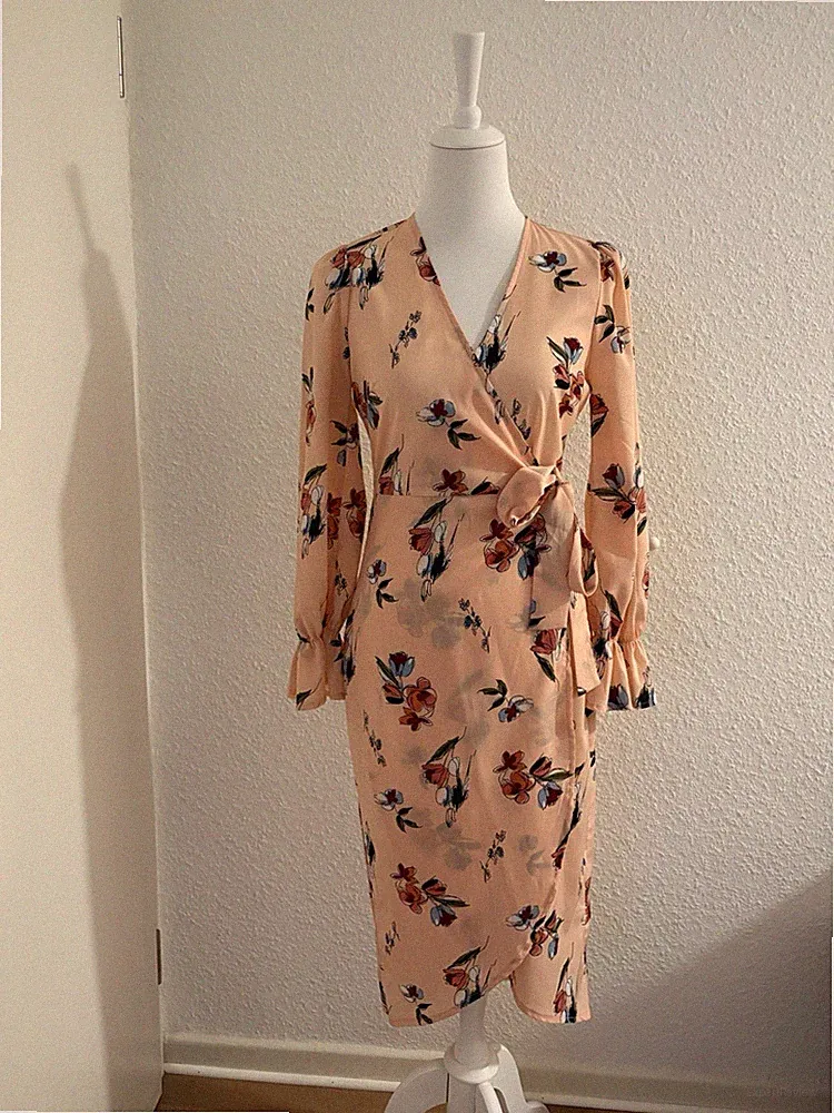 Midi Wickelkleid von Boohoo mit Blumen In Rosa/Orange Gr. 36 Hochzeitsgast
