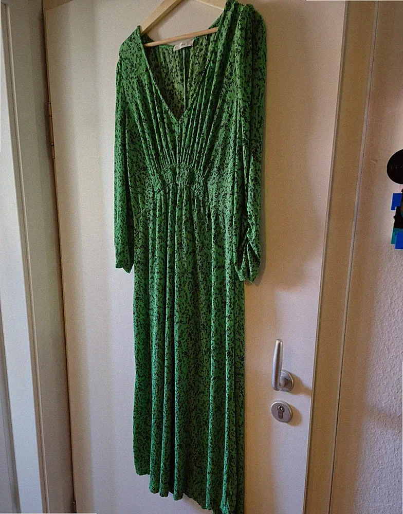 MNG/Mango Damen Midi-Kleid A-Linie Plissee Blumen grün/schwarz V-Ausschnitt 38