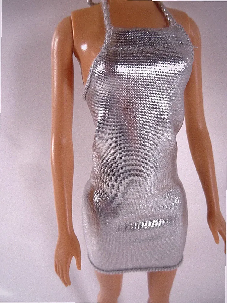 Mode für Barbie o. ä. Puppe Neckholder Etui-Kleid silber-metallic (18320)