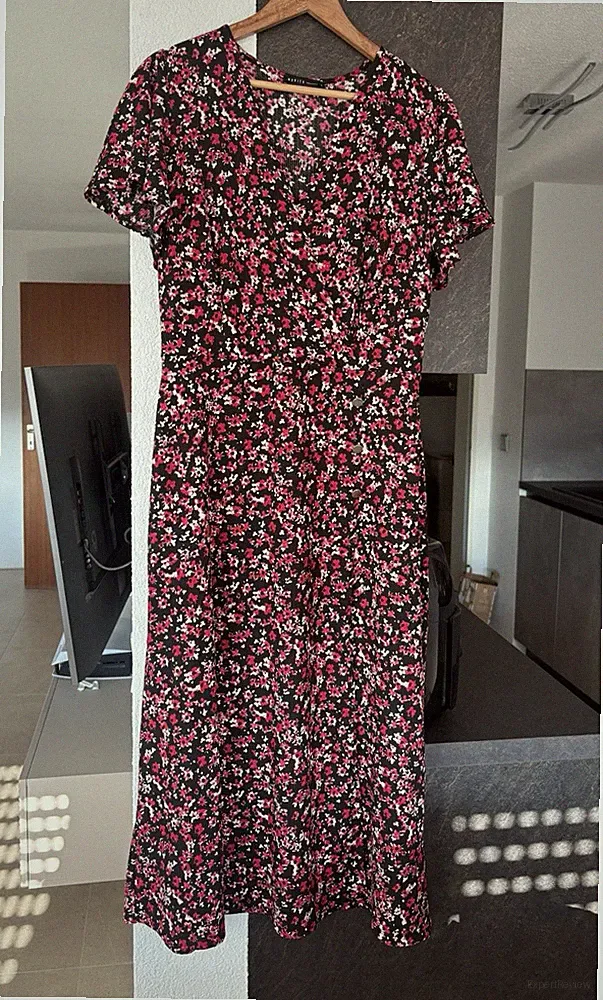 Mohito Damen Midi A-Linien-Kleid Blumen schwarz/rot/weiß Kurzarm V-Ausschnitt L