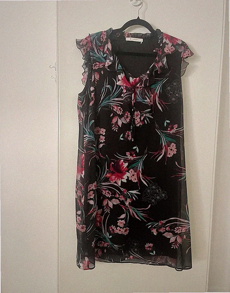 Monari Damen Midi-Kleid Gr. 44 schwarz/mehrfarbig Blumen Rüschen V-Ausschnitt