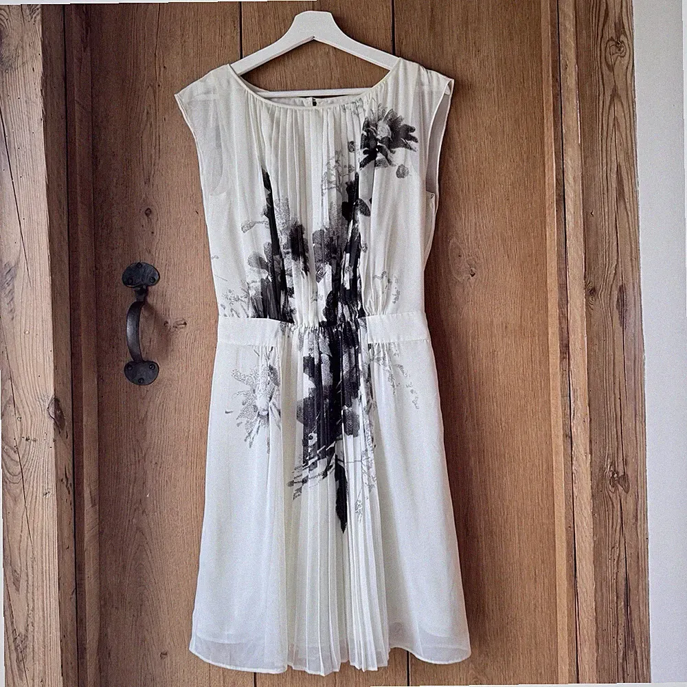 Monsoon Größe 12 creme schwarz Blumen Chiffon Plissee Kleid Hochzeit Gast Party