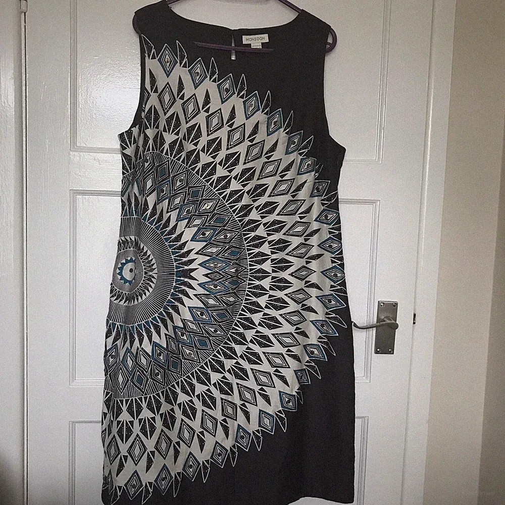 Monsoon lila geometrisches Midikleid UK Größe 14 ärmellos Pailletten
