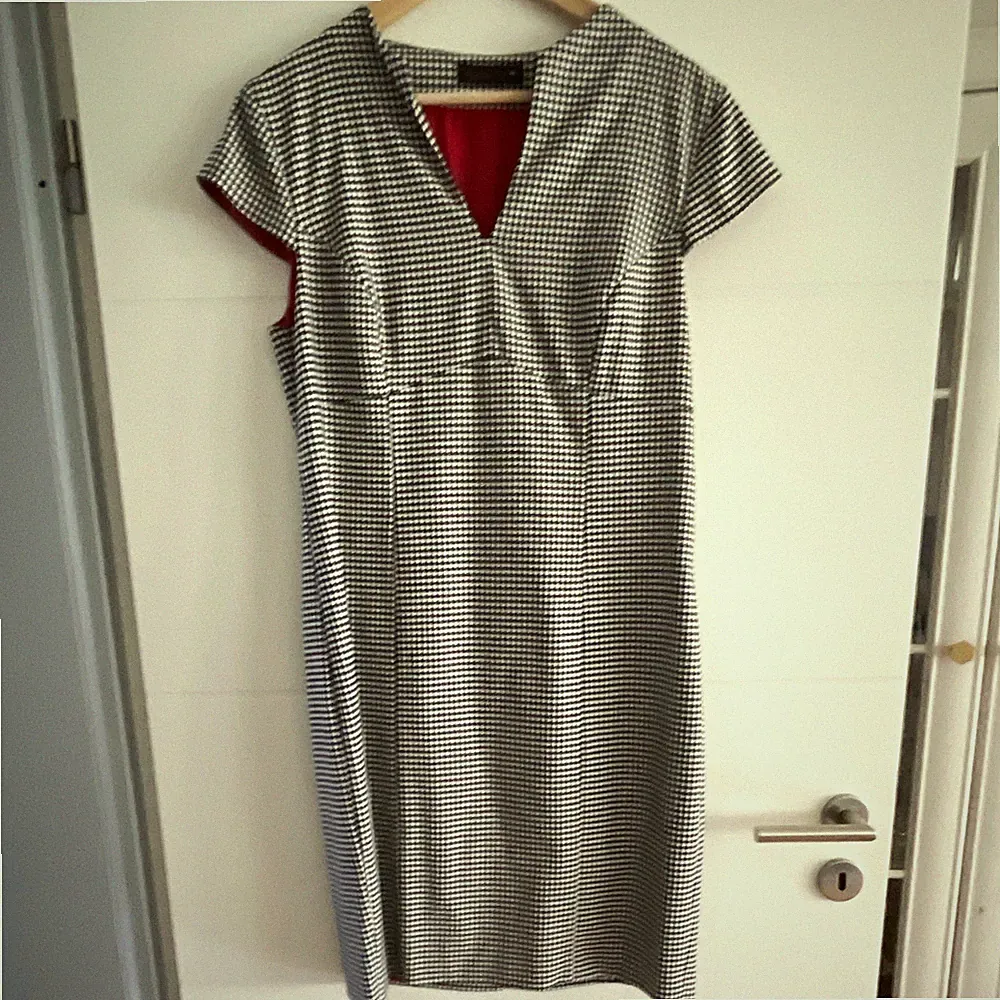 monton Damen Etuikleid Gr. 42 schwarz/weiß Hahnentritt V-Auss. Knie/95 cm