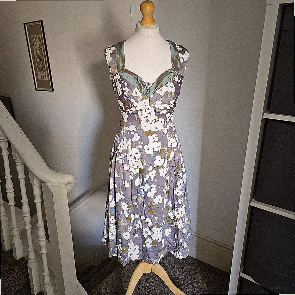 Nancy Mac UK 10 Midikleid Blumenmuster Seidenmischung Herzausschnitt Hochzeitsgast Größe 1