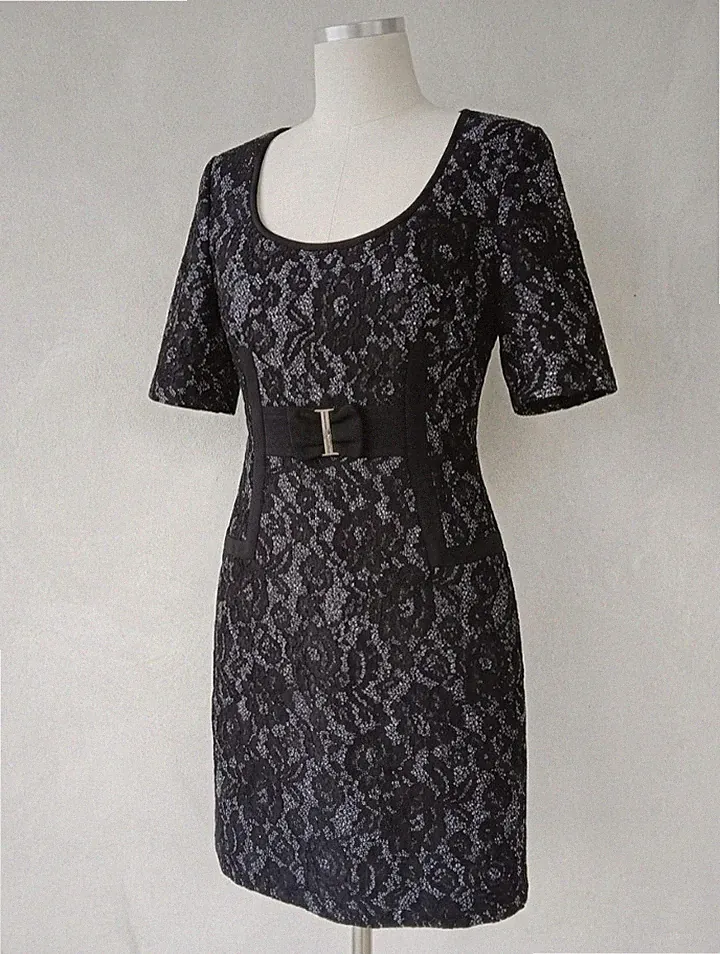 Nenette Damen Mittelkleid, Gr. IT 44, schwarz mit Spitze, Etuikleid