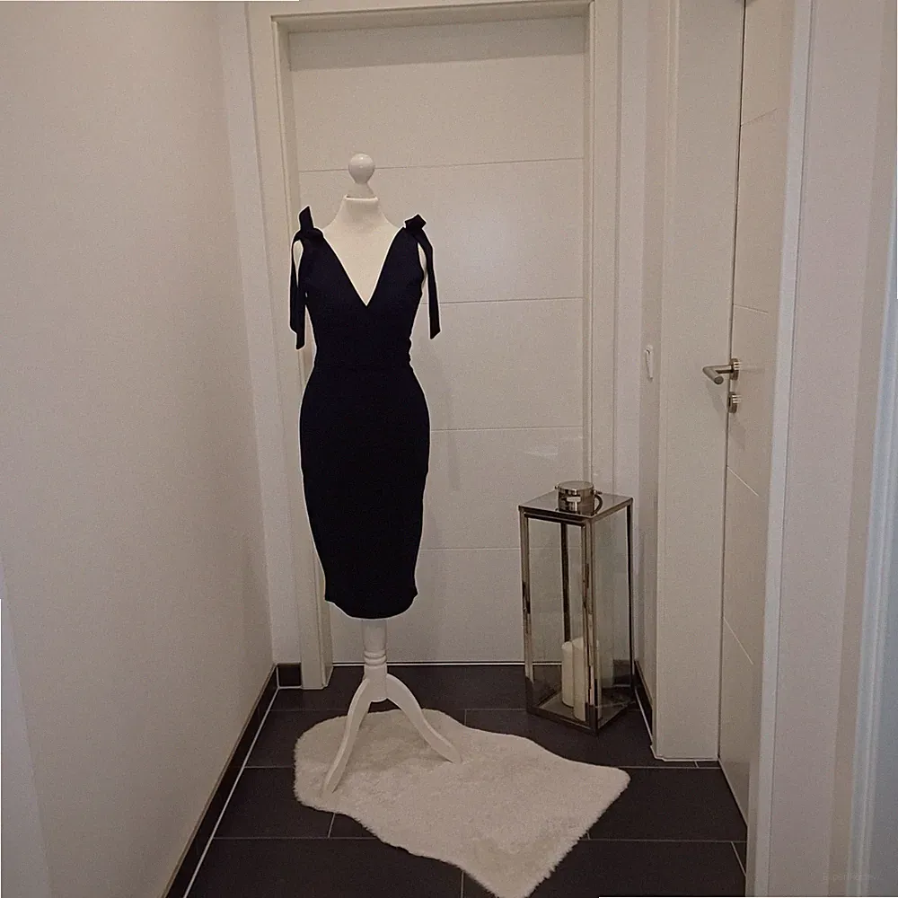 Neu Abendkleid 34 36 Etuikleid dunkelblau Midikleid elegant TopZustand