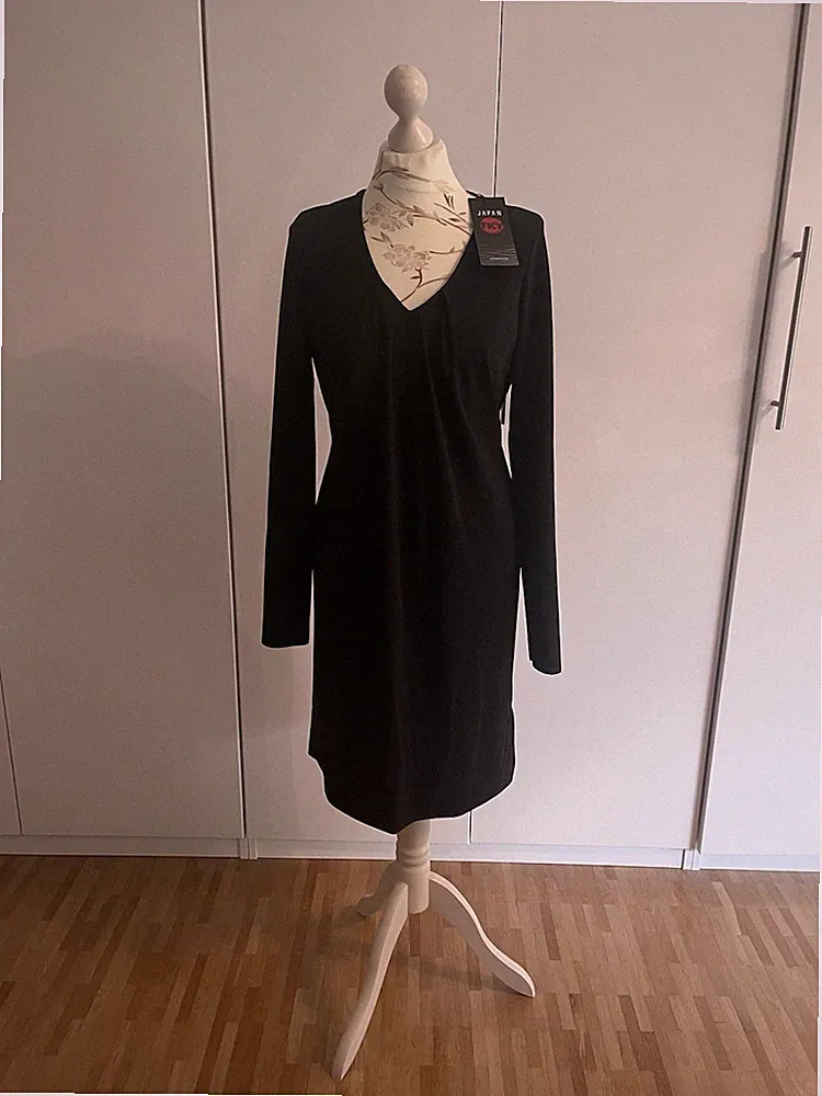 Neu*Wunderschönes leichtes Kleid*M*Schwarz*Langarm