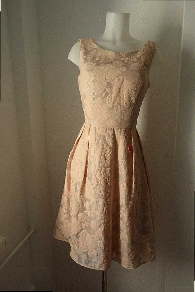 NEUE ! Chi Chi Kleid Gr 40 Puder-Rosa Farbe Luxus Pur ! Brokat Stoff.