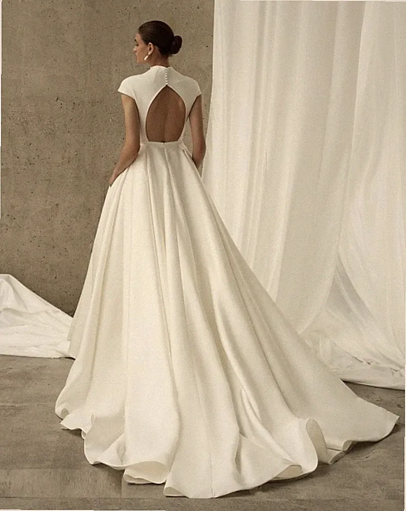 Neues Brautkleid mit offenem Rücken, elfenbein, Etikett angebracht, Gr. 10